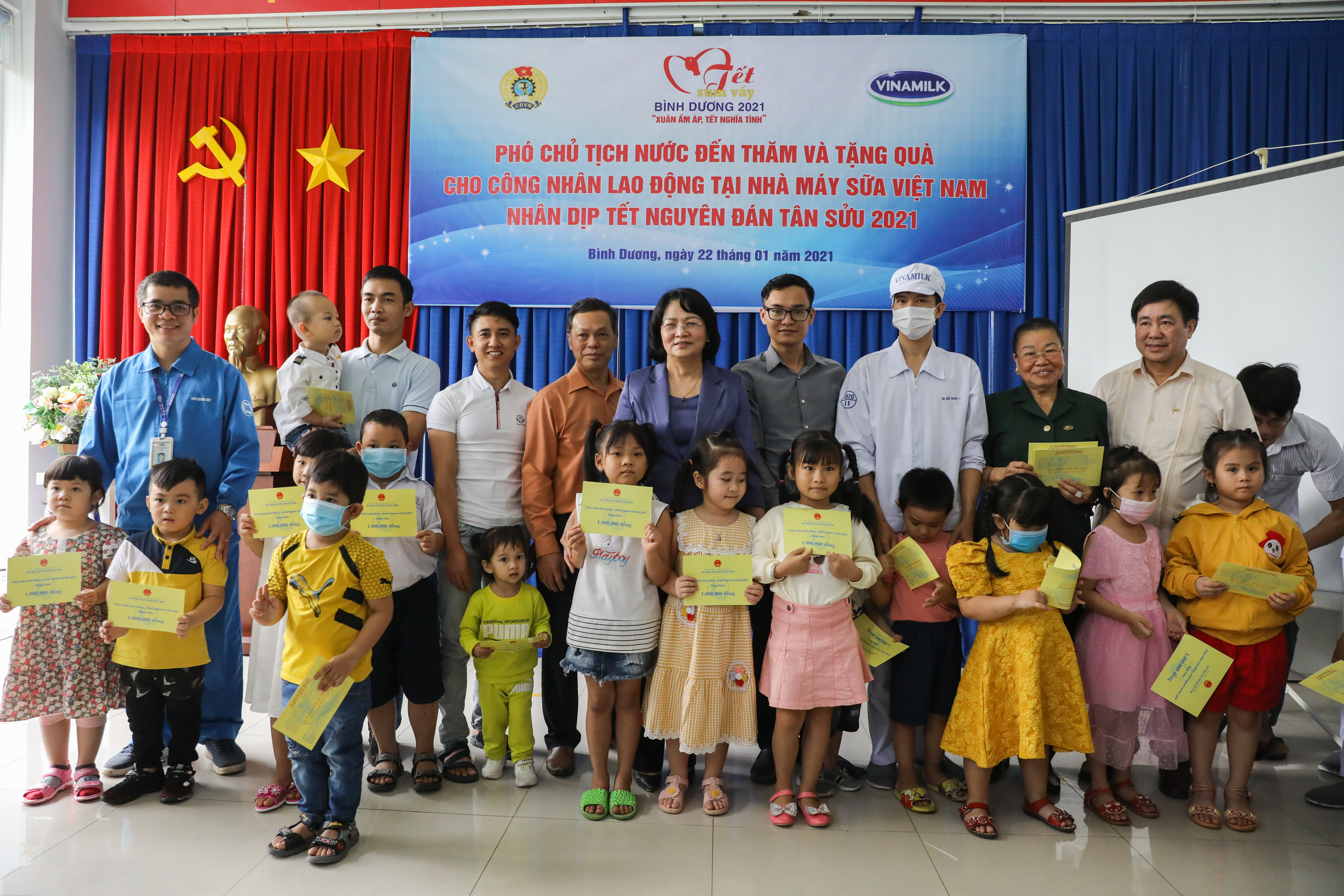 Phó Chủ tịch nước Đặng Thị Ngọc Thịnh thăm hỏi, động viên công nhân nhà máy sữa Vinamilk trong những ngày giáp Tết